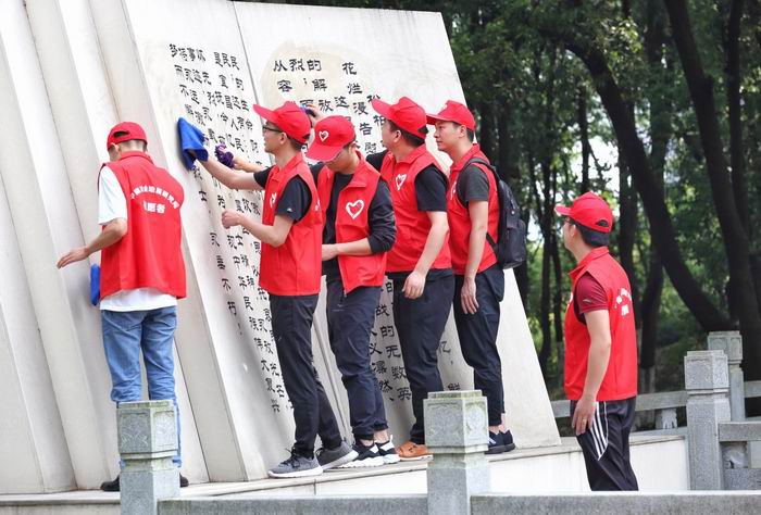 所團總支開展“緬懷革命先烈，清潔烈士墓碑”志愿活動